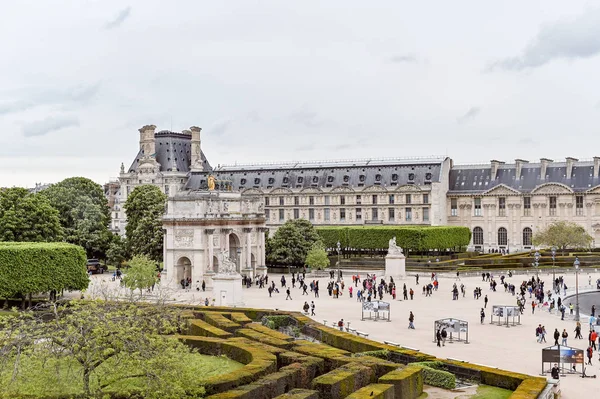 Alley near the Louvre. Spring in Paris. Travel and tourism in th — Stock Photo, Image