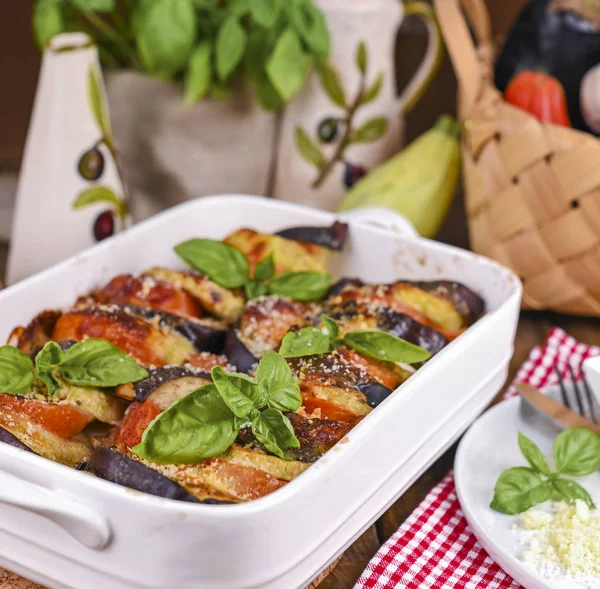 Cucina tradizionale italiana. Melanzane e pomodori con parmigiano. B — Foto Stock