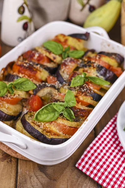 Cucina tradizionale italiana. Melanzane e pomodori con parmigiano. B — Foto Stock