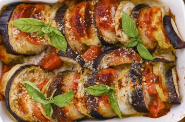 Geleneksel İtalyan yemekleri. Patlıcan ve domates parmesan ile. B