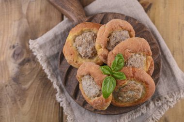 Yeşil ağaçlar ve bahçede yapraklar.