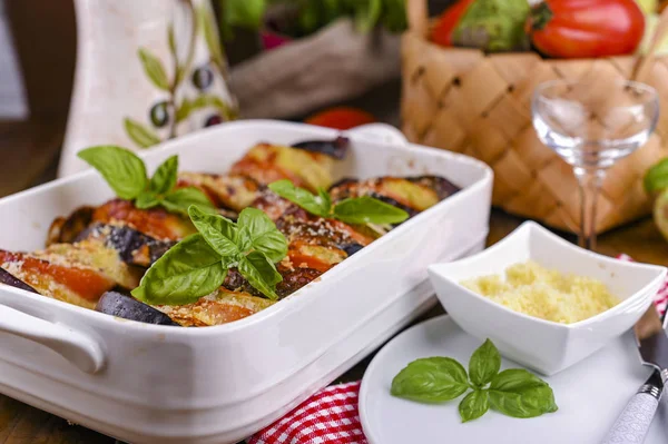 Cucina tradizionale italiana. Melanzane e pomodori con parmigiano. B — Foto Stock