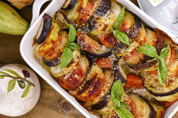 Tradiční italské jídlo. Opékané baklaženy, rajčata s omáčkou, p — Stock fotografie