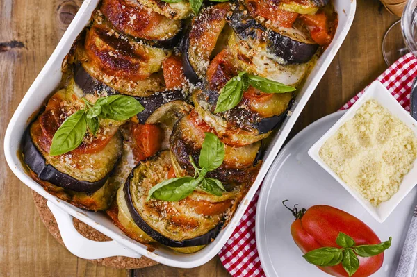 Cucina tradizionale italiana. Melanzane al forno, pomodori con salsa, p — Foto Stock