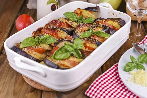 Cucina tradizionale italiana. Melanzane e pomodori con parmigiano. B — Foto Stock