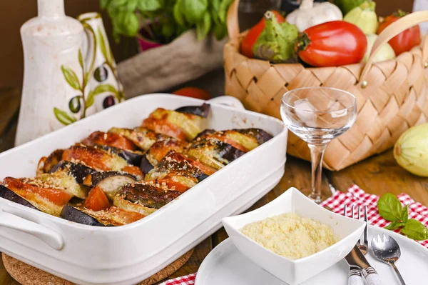 Cucina tradizionale italiana. Melanzane al forno, pomodori con salsa, p — Foto Stock