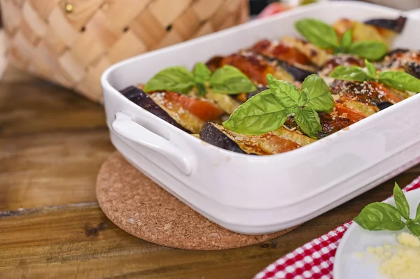 Cucina tradizionale italiana. Melanzane al forno, pomodori con salsa, p — Foto Stock