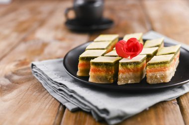 Ahşap bir arka plan üzerinde farklı tatlar ile Oryantal tatlılar. Tr