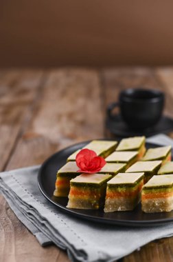 Ahşap bir arka plan üzerinde farklı tatlar ile Oryantal tatlılar. Tr