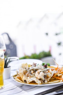 Kızarmış deniz ürünleri karışımı. Restoranda deniz ürünleri öğle yemeği. Geleneksel 