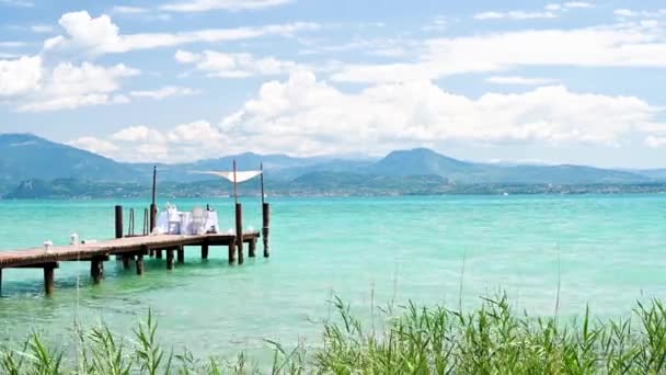 节日服务表 在山中一个蓝色的湖畔的浪漫晚餐 豪华度假 意大利的山脉和湖泊 — 图库视频影像