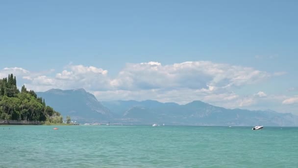 湖の上のヨット 青い湖とアルプスの周り 夏休み — ストック動画