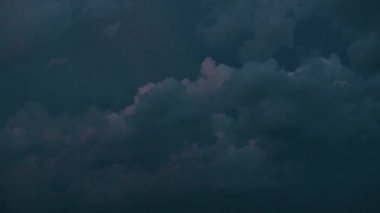 Hava değişimi ve bir fırtına nın başlangıcı ve kötüleşen hava. Meteoroloji. Kara gök gürültülü sağanak ve şehir akşam.