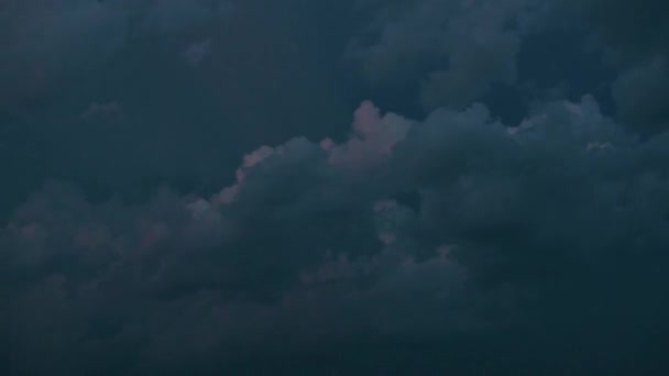 天気の変化と雷雨の始まりと悪化した天候 夕方の黒い雷雲と都市 — ストック動画