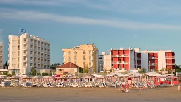 Praia Amanhecer Com Guarda Sóis Espreguiçadeiras Perto Hotel Passeio Matutino — Vídeo de Stock