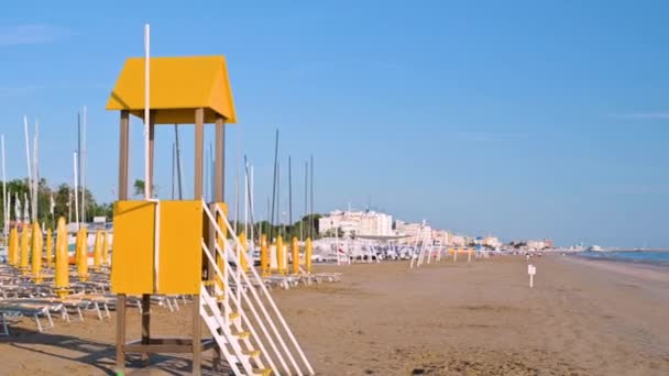 Spiaggia All Alba Con Ombrelloni Gialli Lettini Vicino All Hotel — Video Stock