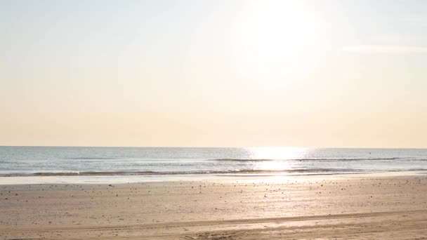 海岸の夜明け太陽の光とスカイライン 太陽の朝の光線 フレーム内の選択的なフォーカス — ストック動画