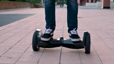 Gyro scooter kullanan genç bir adam. Gençler için modern eğlence. Çevre dostu ulaşım.
