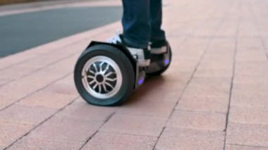 Gyro scooter kullanan genç bir adam. Gençler için modern eğlence. Çevre dostu ulaşım.