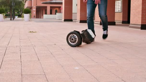 Gyro Scooter Kullanan Genç Bir Adam Gençler Için Modern Eğlence — Stok video