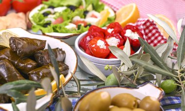 Türk lahana ruloları ve çeşitli ulusal mutfaklar. Üzüm yapraklı ve zeytinli pilav. Geleneksel doğu yemeği için yiyecek..
