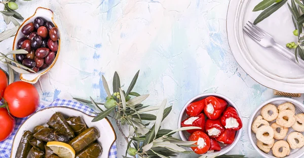 Türk lahana ruloları ve çeşitli ulusal mutfaklar. Üzüm yapraklı ve zeytinli pilav. Geleneksel doğu yemeği için yemek. Metin için boş alan, boş tabak.