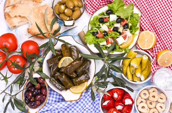 Türk lahana ruloları ve çeşitli ulusal mutfaklar. Üzüm yapraklı ve zeytinli pilav. Geleneksel doğu yemeği için yiyecek..