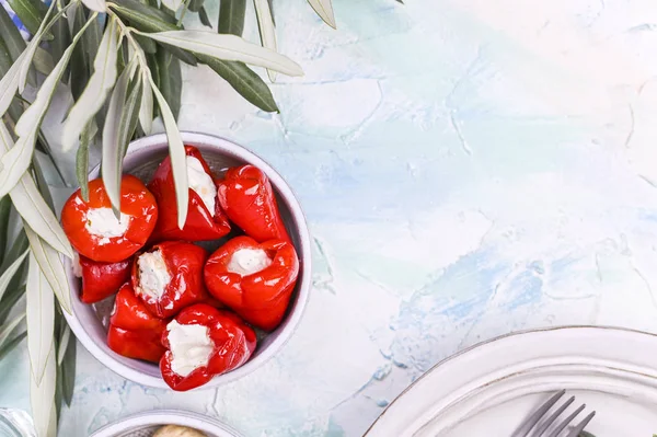 Rote Paprika gefüllt mit Käse. traditionelle griechische Küche. frische Olivenzweige und weißer Hintergrund. — Stockfoto