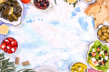 Türk lahana ruloları ve çeşitli ulusal mutfaklar. Üzüm yapraklı ve zeytinli pilav. Geleneksel doğu yemeği için yemek. Metin için boş alan, boş tabak.