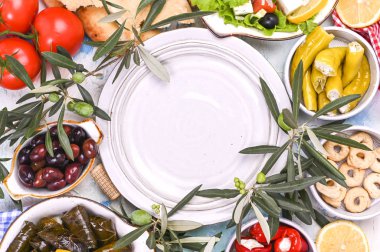 Türk lahana ruloları ve çeşitli ulusal mutfaklar. Üzüm yapraklı ve zeytinli pilav. Geleneksel doğu yemeği için yemek. Metin için boş alan, boş tabak.