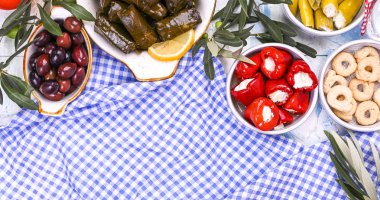 Türk lahana ruloları ve çeşitli ulusal mutfaklar. Üzüm yapraklı ve zeytinli pilav. Geleneksel doğu yemeği için yiyecek..