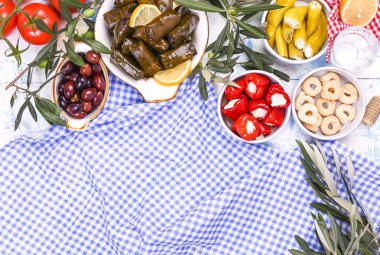 Türk lahana ruloları ve çeşitli ulusal mutfaklar. Üzüm yapraklı ve zeytinli pilav. Geleneksel doğu yemeği için yiyecek..