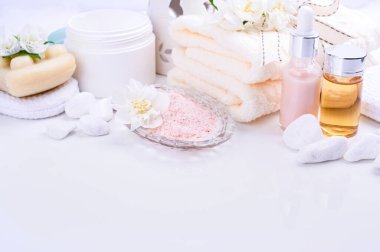 Çeşitli spa ve güzellik ürünleri beyaz arka planda izole edilmiş. Cilt kremi, tonikum şişesi, kuru çiçekler, yapraklar, gül ve Himalaya tuzu. Organik kozmetik, spa konsepti. Bomboş. Boşluğu kopyala