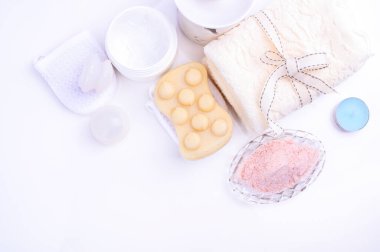 Çeşitli spa ve güzellik ürünleri beyaz arka planda izole edilmiş. Cilt kremi, tonikum şişesi, kuru çiçekler, yapraklar, gül ve Himalaya tuzu. Organik kozmetik, spa konsepti. Bomboş. Boşluğu kopyala