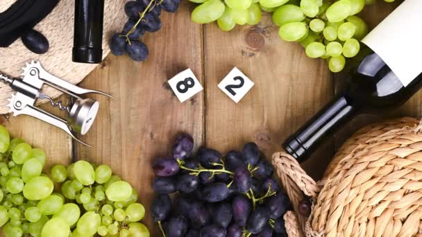 Festa della vendemmia tradizionale italiana, simbolo delle vacanze estive. 15 agosto testo su cubi di calendario. Su uno sfondo di legno Uve, il vino sta versando da una bottiglia in un bicchiere. Ferma movimento. — Video Stock