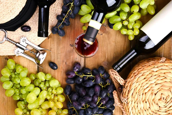 Traditionelles italienisches Erntefest, Symbol des Sommerurlaubs. Auf einem hölzernen Hintergrund ergießt sich Wein aus einer Flasche in ein Glas. Stop-Motion. — Stockfoto