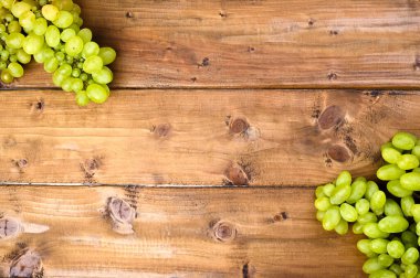  Ahşap arka planda beyaz üzümler. Sulu ve olgun üzüm demetleri. Üst Manzara. Metin için boş alan. Boşluğu kopyala