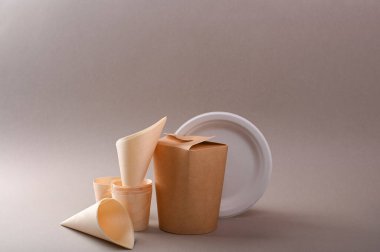 Kağıt tabaklar, fast food için el işi tasarımı, yemek servisi, paket servis. Çevre dostu ve çevreci dostluk kavramı, geri dönüşümlü ve geri dönüşümlü materyaller. Metin için boş alan. 