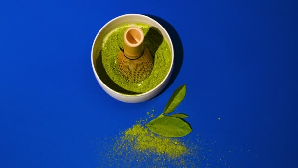 Matcha-Tee vorhanden. Ein traditionelles orientalisches Getränk für Gesundheit und Energie. Pulverisierter grüner Tee und Schneebesen. Fotos sind scharf in Schärfe und hartem Licht. Kopierraum. Oben — Stockvideo