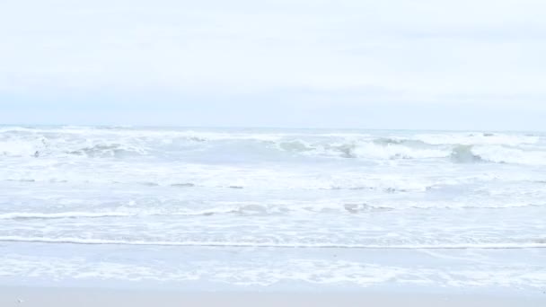 Ondas do mar num dia nublado. aterro de areia em Italia . — Vídeo de Stock