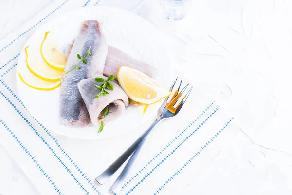 Nederländsk sill. Traditionell holländsk mat, marinerad fiskfilé med lök och citron. Livsmedel med hög halt av näringsämnen och vitaminer. — Stockfoto