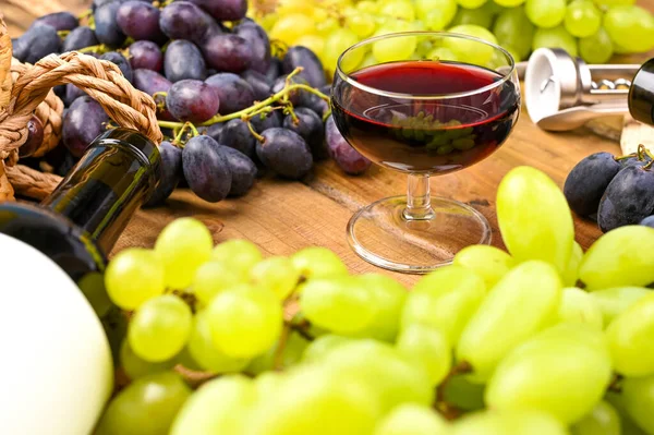 Traditioneller italienischer Feiertag und Sommerurlaub, Erntedankfest Ferragosto. Rot- und Weißwein auf hölzernem Hintergrund und Trauben. — Stockfoto