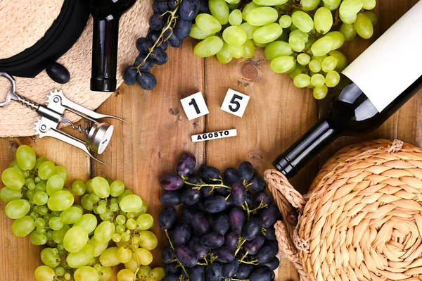 Trauben, eine Flasche Wein, Glas mit Wein, Hut auf einem hölzernen Hintergrund. Blick von oben. Weinbereitungs- und Erntekonzept in Europa, Italien. Banner. Langformat. Kopierraum — Stockfoto