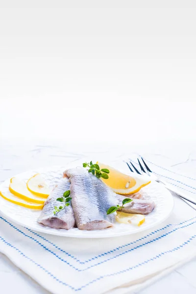 Holenderski śledź. Tradycyjne holenderskie jedzenie, marynowany filet rybny z cebulą i cytryną. Żywność bogata w składniki odżywcze i witaminy. — Zdjęcie stockowe