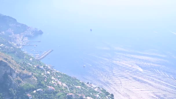 Vista del pueblo de Positano en un día soleado a lo largo de la costa de Amalfi en Italia. — Vídeos de Stock