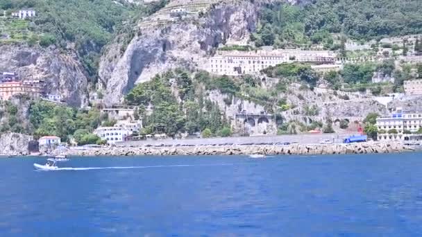 Blick auf Positano an einem sonnigen Tag an der Amalfiküste in Italien. — Stockvideo