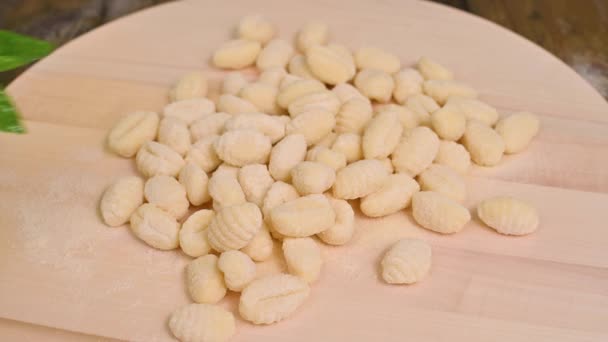 用面粉和烤好的意大利芝士在木板上涂上生吃的土豆条.靠近点在家做饭。罗马和撒丁岛的意大利传统烹饪. — 图库视频影像