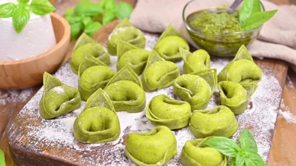 Tortellini e tortelloni piatti tipici emilia italia — Video Stock
