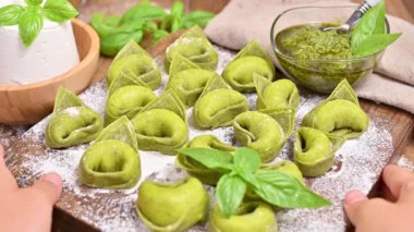 Tortellini ve tortelloni tipik Emilia Italy yemekleri.