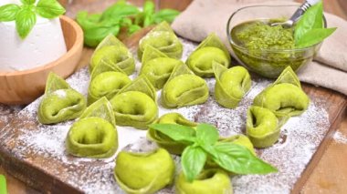 Tortellini ve tortelloni tipik Emilia Italy yemekleri.